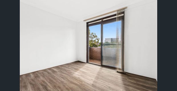 Light-Filled Apartment In A Prime Lifestyle Location With Lock Up Garage - Photo 1