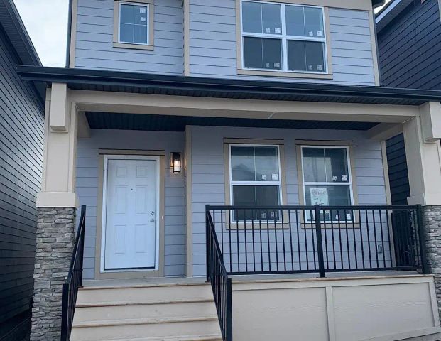 Spotless / No Carpet / Beatiful 3 Bed plus Loft Main Suite — 3 Bedrooms Main Floor - Photo 1
