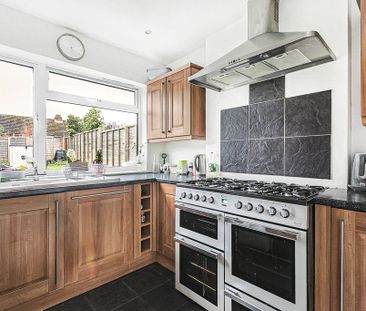 Bond Street, Englefield Green, Egham, Surrey, TW20 0PU - Photo 2