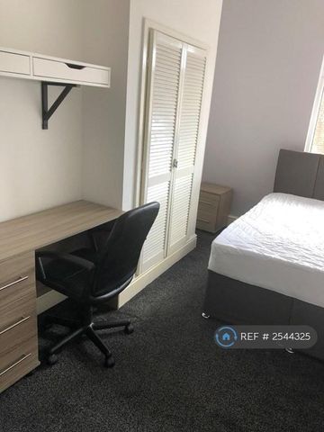 6 bedroom end of terrace house to rent - Photo 4