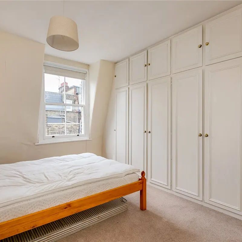 3 bedroom flat in London - Photo 1