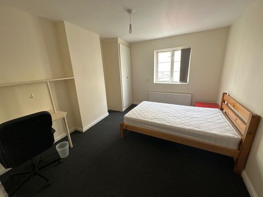 3 bedroom flat to rent - Photo 1