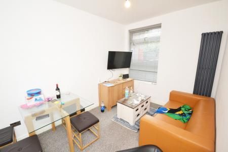 Upper West Grove, Manchester, M13 - Photo 1