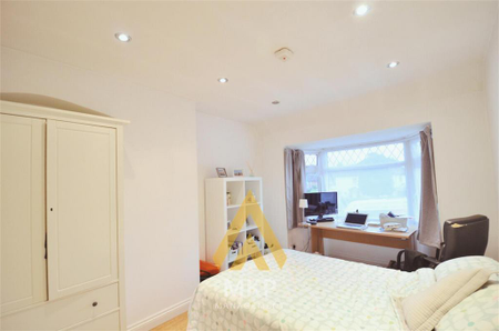 4 bedroom semi-detached house to rent - Photo 5