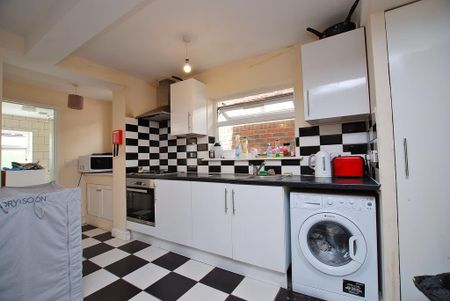 5 bedroom semi-detached house to rent - Photo 4