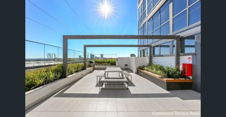 Elegant and sky high 2-bedroom penthouse - Photo 5