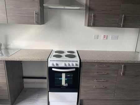 3 bedroom flat to rent - Photo 5