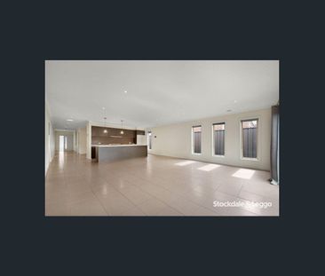 Convenient Family Home - Photo 2