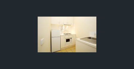 Furnished 2 bedroom with gym & swimming pool in the heart of Carlton - Photo 2