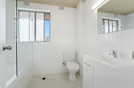 Spacious Three Bedroom Apartment - Photo 4