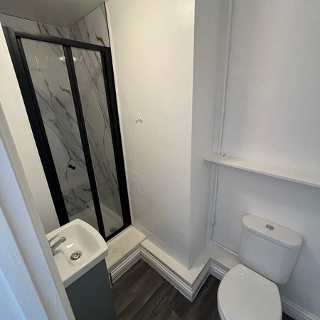 1 bedroom in a house share to rent - Photo 4