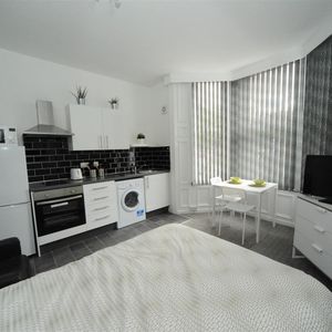 United Kingdom, 23-25 The Crescent, TS5 6SG, Middlesbrough - Photo 3