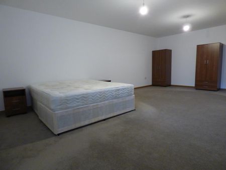 2 bedroom ground floor flat to rent - Photo 5