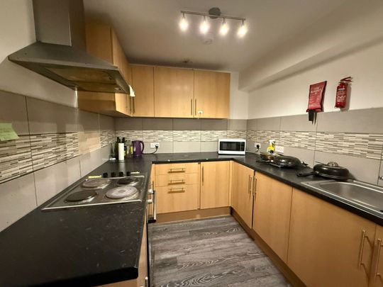 Bedsit close to ilford station- 900 - Photo 1