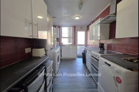 8 Bedroom Student Houses in Hyde Park - Photo 5