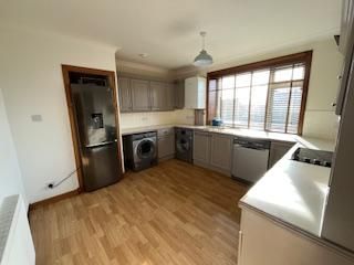 4 bedroom flat to rent - Photo 4