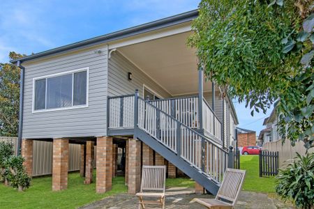 Air conditioned two bedroom home with enclosed porch/sunroom - Photo 5