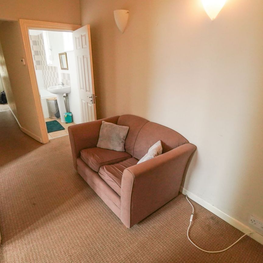 3 Bedroom Flat To Rent in Charminster - £1,860 pcm Tenancy Info - Photo 1