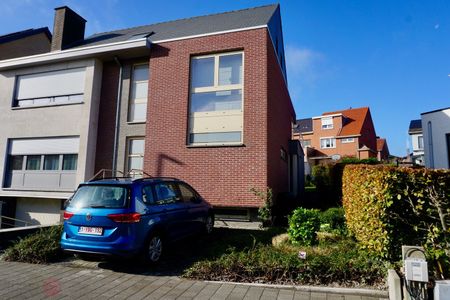 Modern lichtrijk duplex appartement met 2 slaapkamers, terras en autostaanplaats. - Photo 2