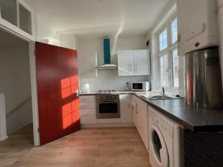 1 bedroom in a flat share to rent - Photo 3