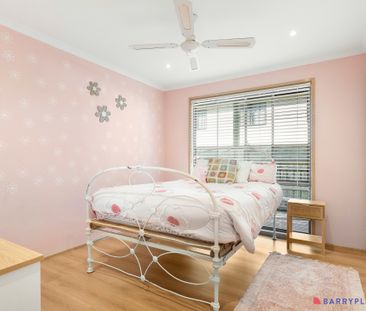 Spacious Five Bedroom Family Home with Multiple Living Areas, Solar... - Photo 3