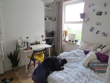 1 bedroom in a house share to rent - Photo 2