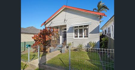 A charming cottage in a most convenient location - Photo 4