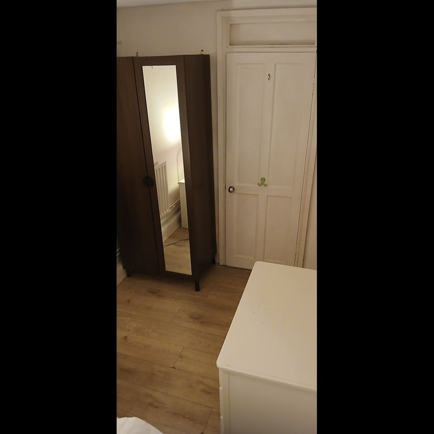 2 Bed Flat, Stockwell Road, SW9 - Photo 1