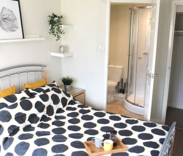 A Lovely 6 Bed, 5 Bathroom House Share - Photo 1