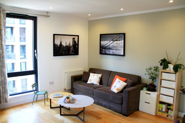 2 Bed Flat, Graphite Point, E2 - Photo 1