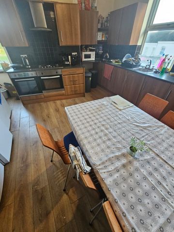 8 Bed - 1 Hill Top Street, Hyde Park, Leeds - LS6 1NW - Student - Photo 3