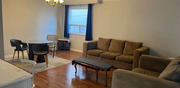 Familia latina - Yonge & Finch bungalow 3 Bedrooms;1 Full Bathroom - Photo 2