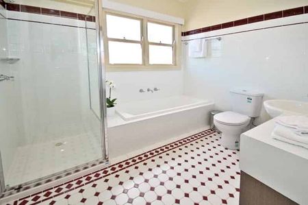 Room 6 (Ensuite) - Photo 5