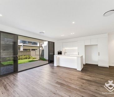 Morden townhome in great central location! - Photo 4