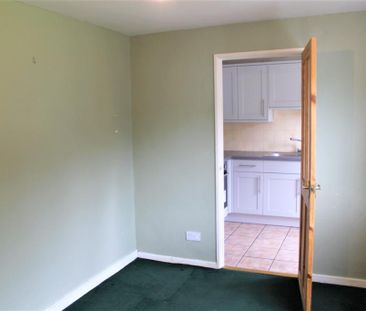 3 bedroom end of terrace house to rent - Photo 2