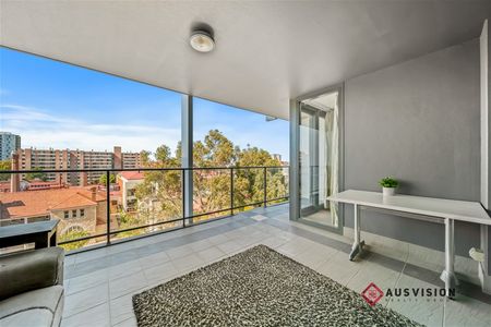 🏡 Stylish Apartment in the Heart of East Perth – 2 Car Bays! - Photo 5