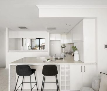 Inner-City Sub-Penthouse with Sweeping District Views - Photo 1