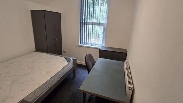 Lenton Boulevard // Bed Student House, NG7 - Photo 1