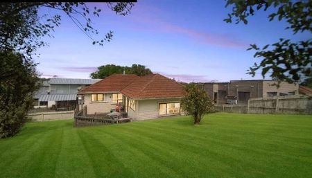 Perfect family home- train, schools and shops at your door step- Fully fenced - Photo 3