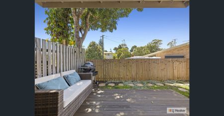 RENOVATED 3 BEDROOM TOWNHOUSE - SMALL PET CONSIDERED - Photo 5