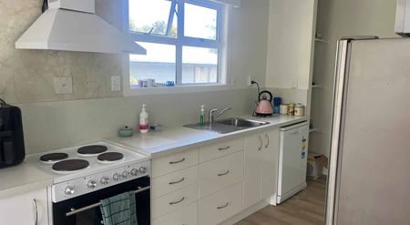 Cosy Two-Bedroom Home - Great Location with Lawns Included - Photo 4