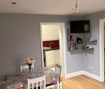 1 Bed Flat, Forest Road, E17 - Photo 2