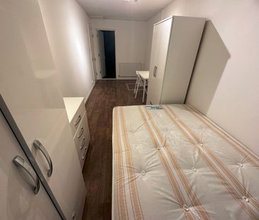 Room in a Shared House, Roxeth Hill, HA2 - Photo 2