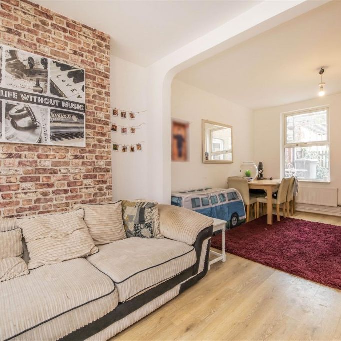 3 bed House - Mid Terrace To Let - Photo 1