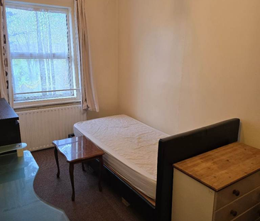 1 bedroom in a flat share to rent - Photo 3