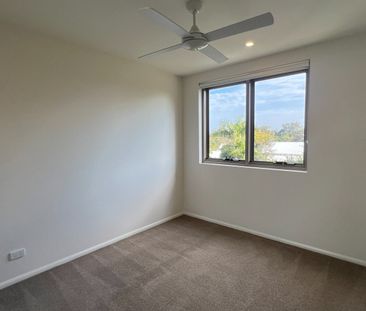 Modern 2 Bedroom Apartment with Skyline Views - Photo 2