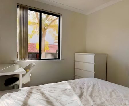 Master Bedroom - Photo 5