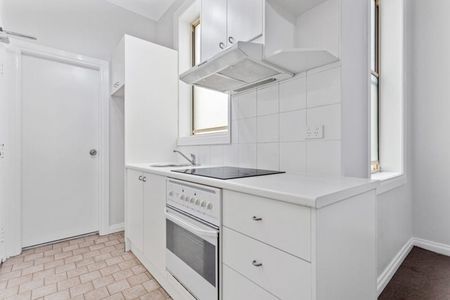 Prime inner-city location with excellent transport links - Photo 5