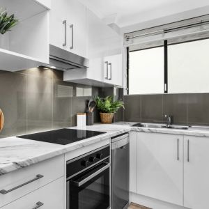 Beautifully Presented Top Floor in 'Wareena ' Complex - Photo 2