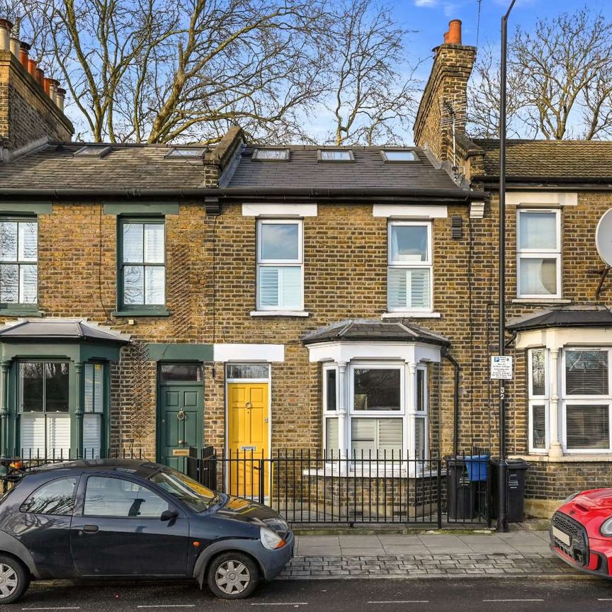 Four bedroom, three bathroom house with a private garden. - Photo 1